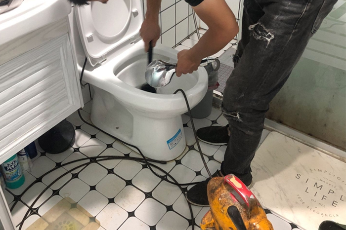 林州马桶堵塞自己疏通还是找师傅?专业上门服务让你省时更省心